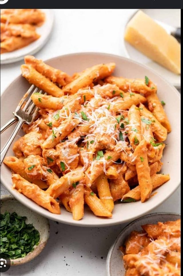 PENNE ALLA VODKA W/ CHICKEN.